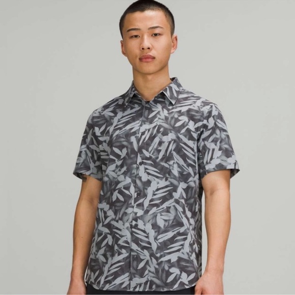 Lululemon Men’s Airing Easy Short Sleeve Button-Down in Spray Leaf Rhino Gray - Picture 1 of 9